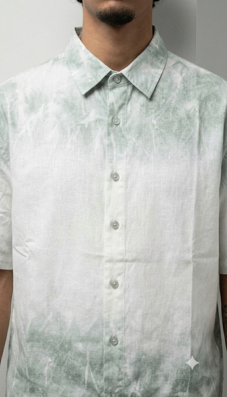 Fit Short Sleeve Top Featuring A Green Tie-Dye Pattern