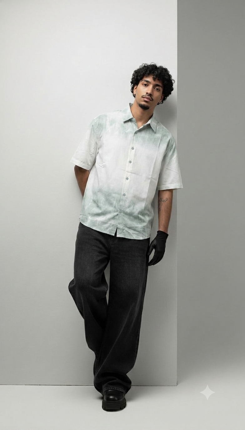 Fit Short Sleeve Top Featuring A Green Tie-Dye Pattern