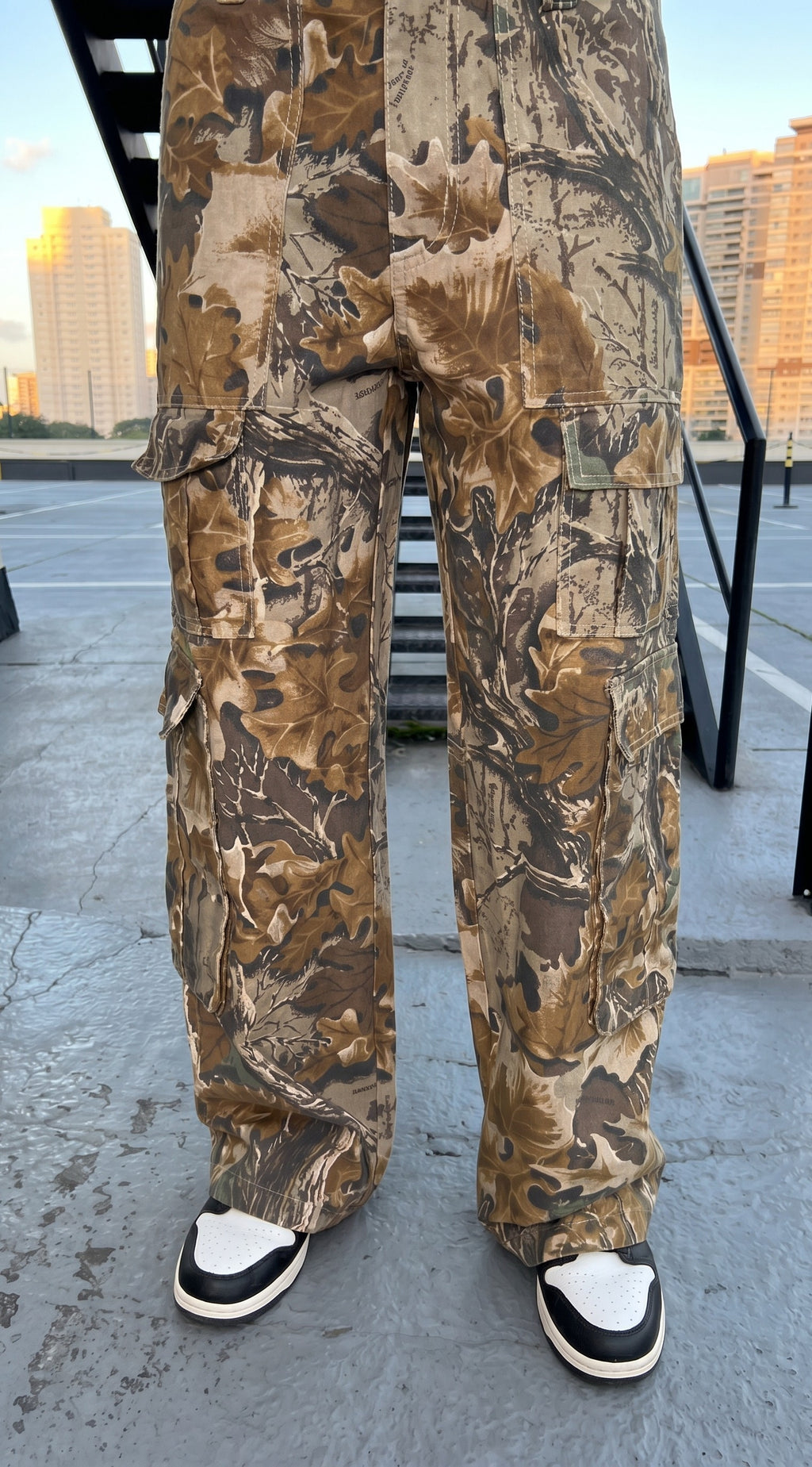 Realtree Men's Camo Cargo Pants In Advantage Classic Pattern Feturing 6 Pockets and Heavy-Duty Construction
