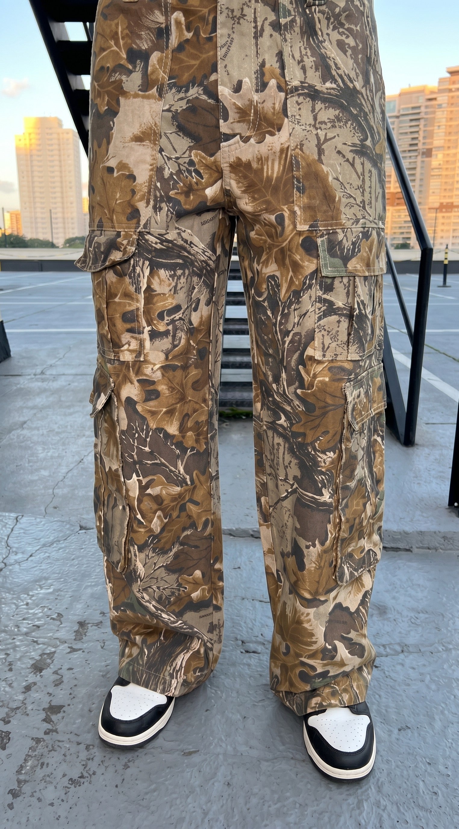 Realtree Men's Camo Cargo Pants In Advantage Classic Pattern Feturing 6 Pockets and Heavy-Duty Construction